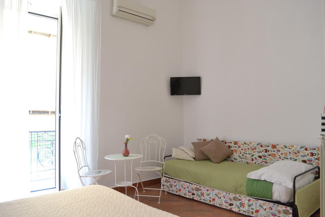 Le Stanze Di Dolly Bed & Breakfast เนเปิลส์ ภายนอก รูปภาพ